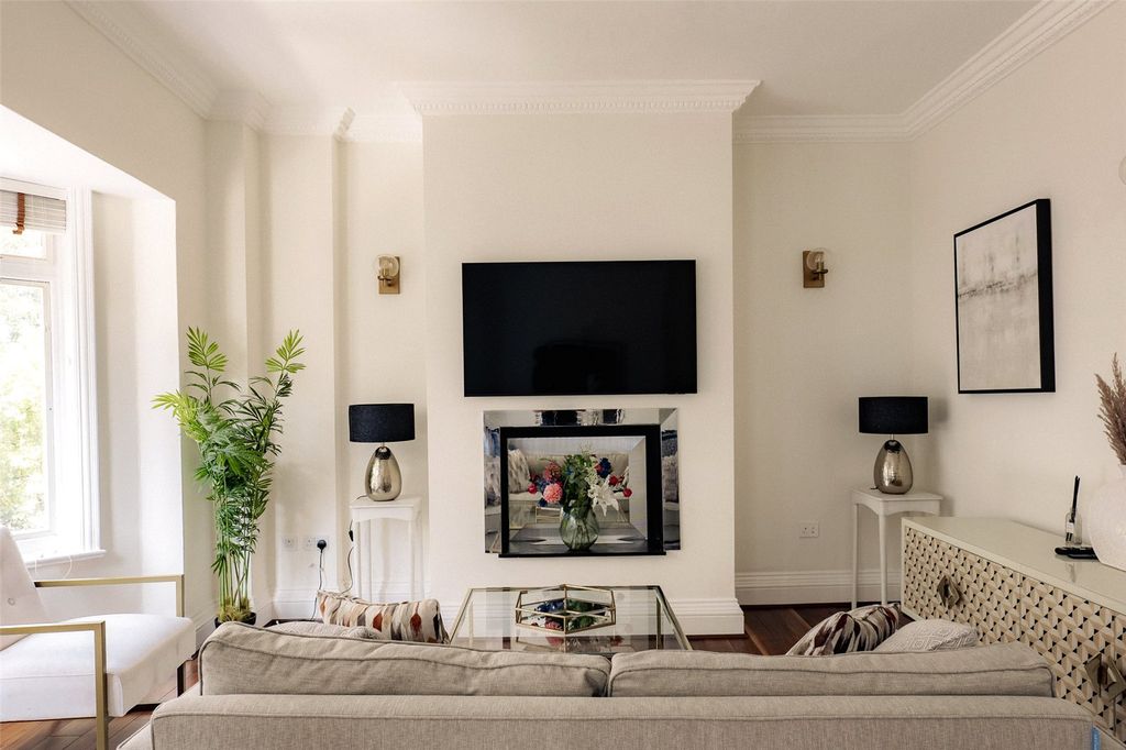 Property photo 3 of 18 Seating Space