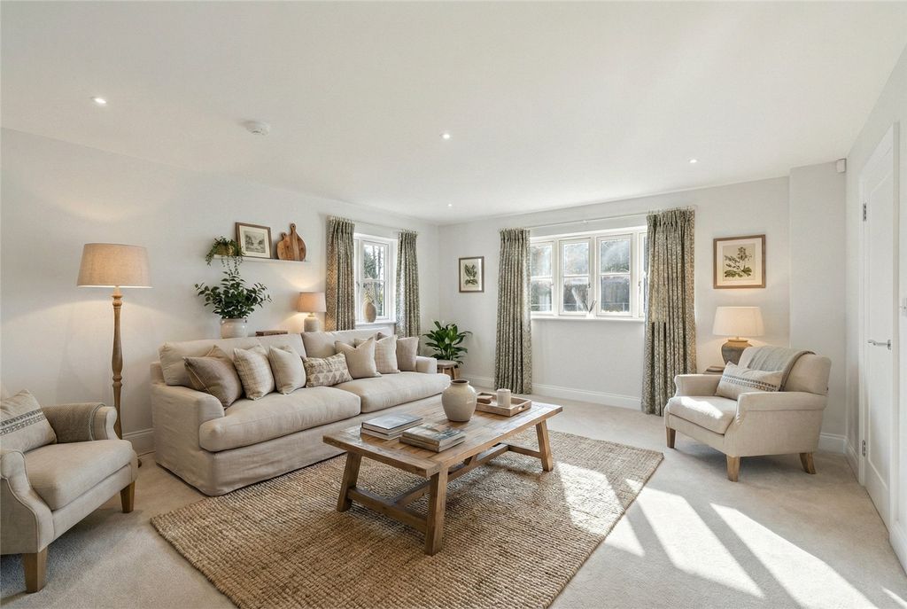 Property photo 3 of 18 Sitting Room
