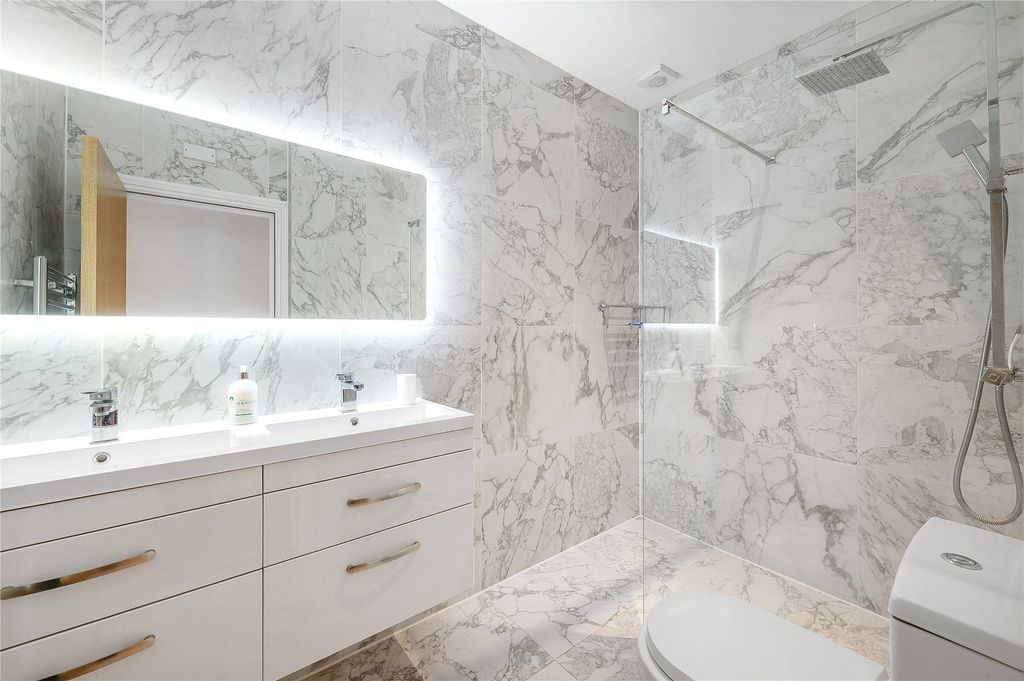 Property photo 2 of 9 Bathroom