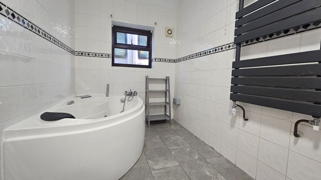 Property photo 3 of 18 Bathroom