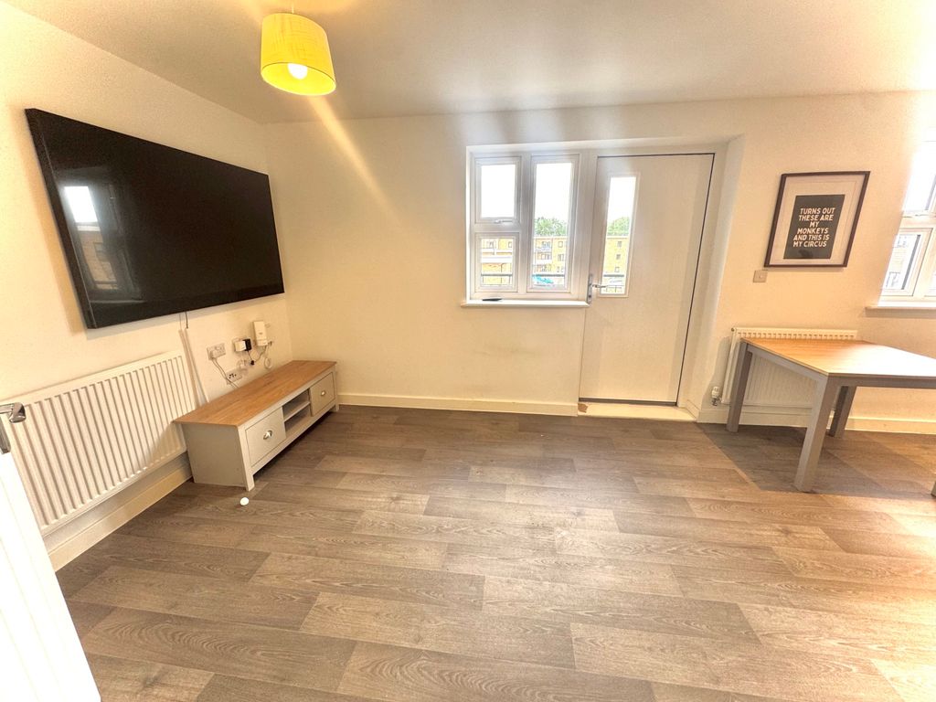 Property photo 3 of 11 Living Space