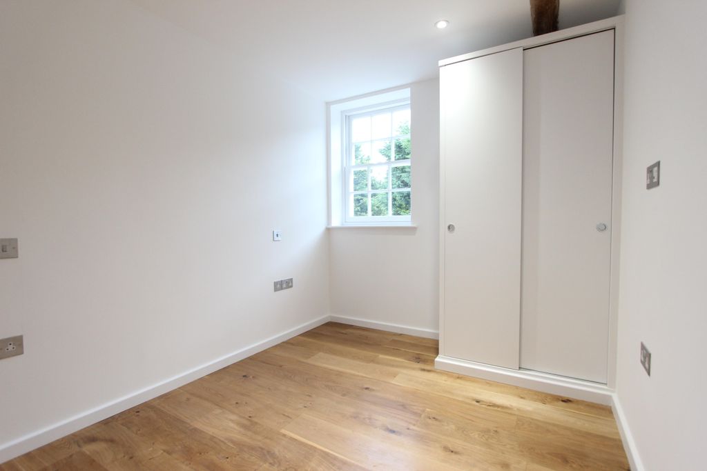 Property photo 3 of 6 Bedroom