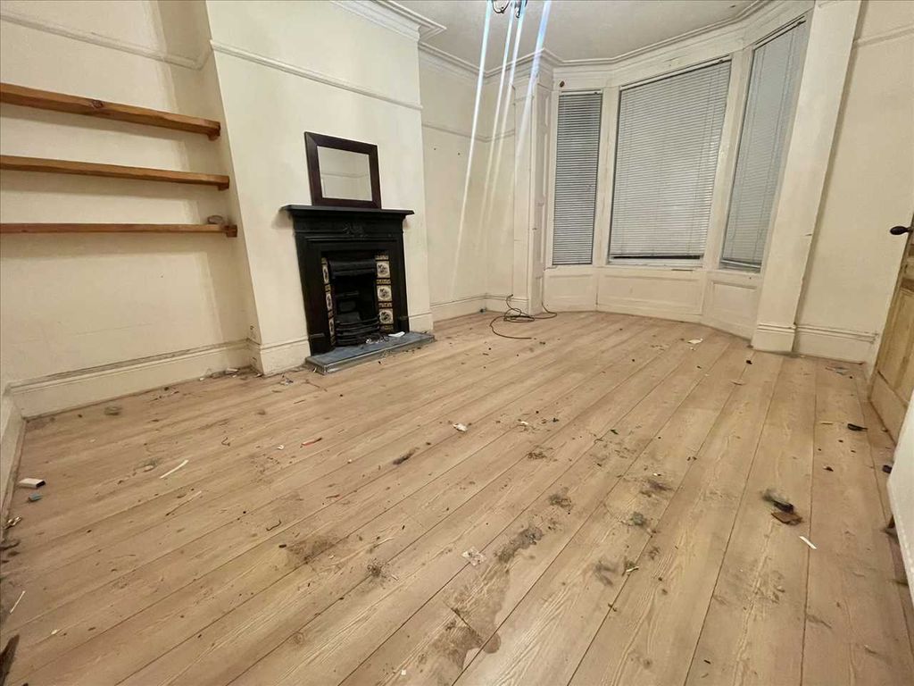 Property photo 3 of 17 Lounge (Front)