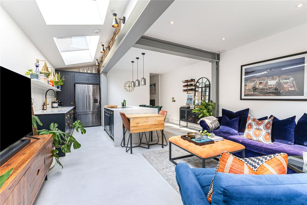 Property photo 3 of 17 Reception