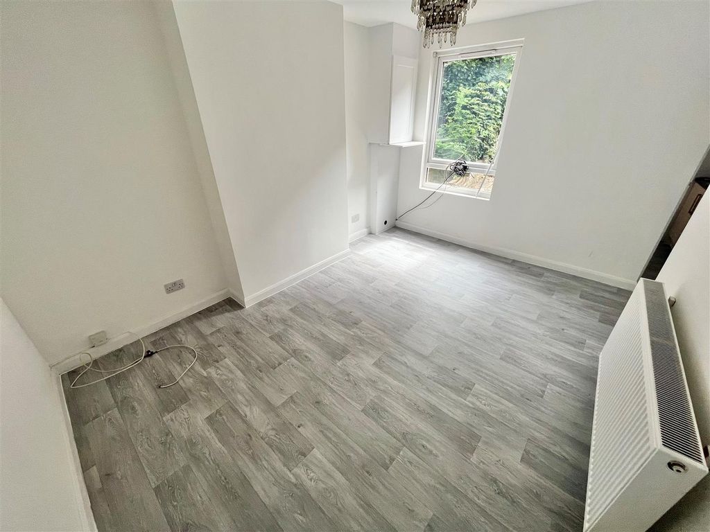 Property photo 3 of 6 Living Room