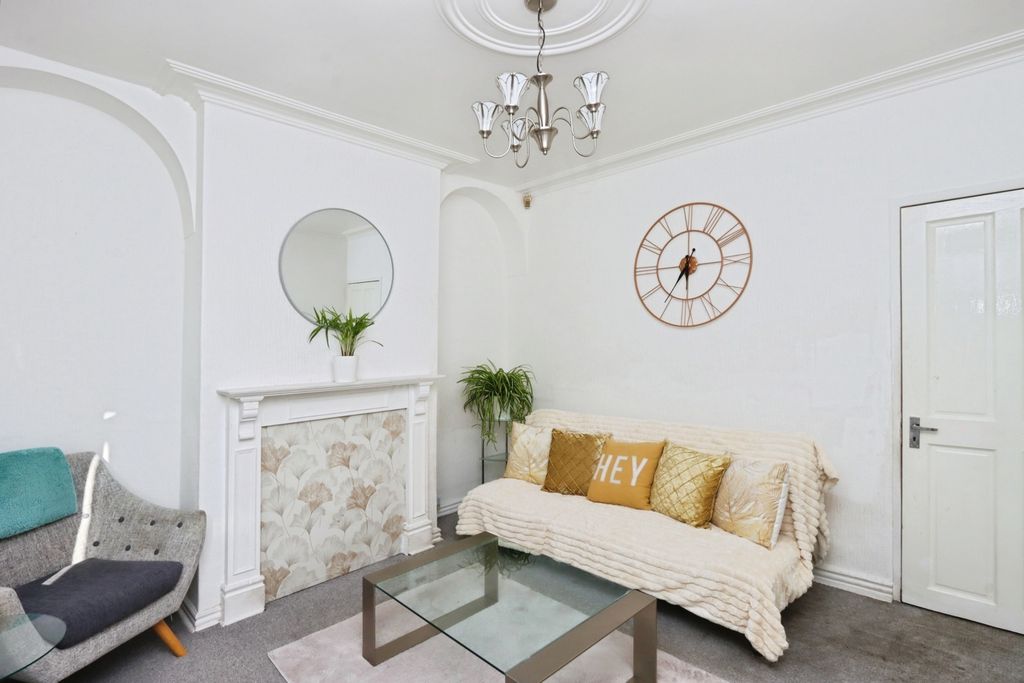 Property photo 1 of 16 Lounge