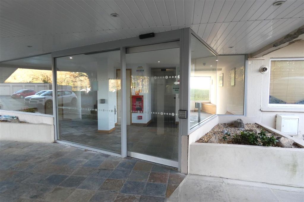 Property photo 3 of 10 Building Entrance