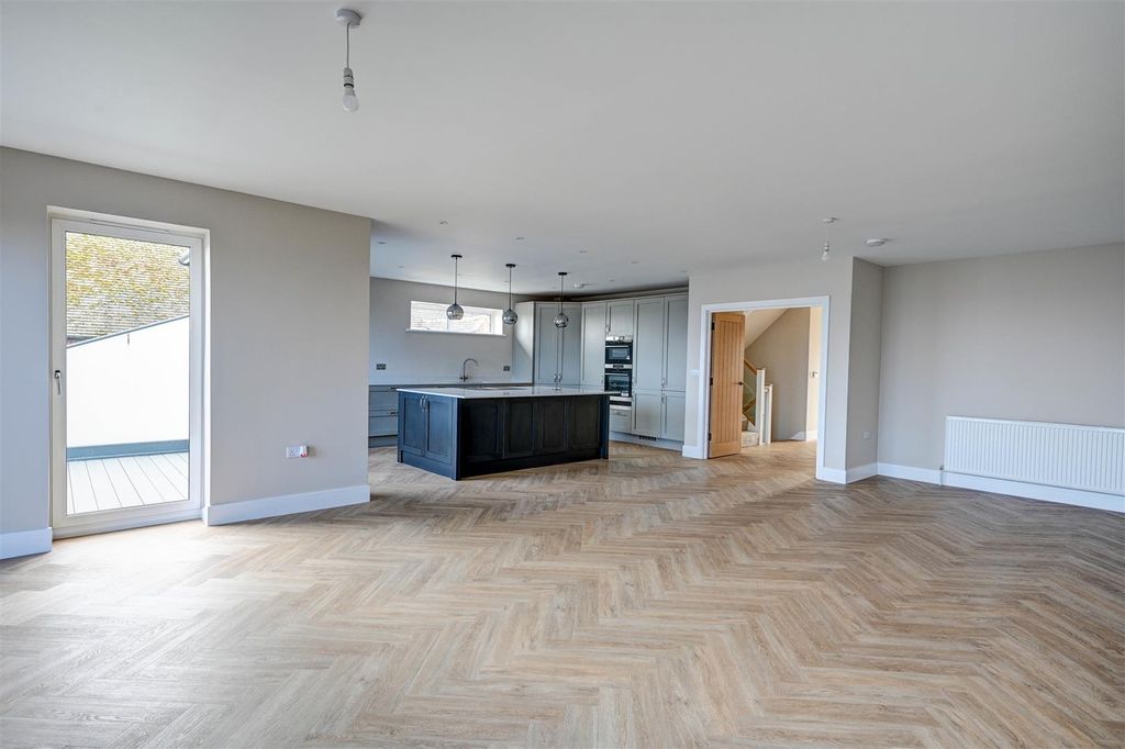 Property photo 3 of 36 Kitchen (2).Jpg