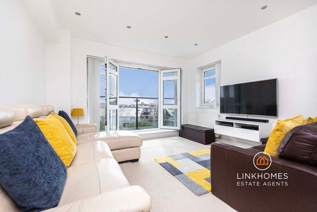 Property photo 2 of 28