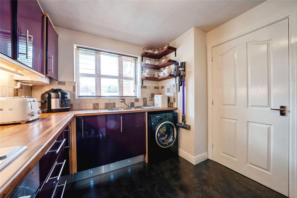 Property photo 3 of 17 Kitchen