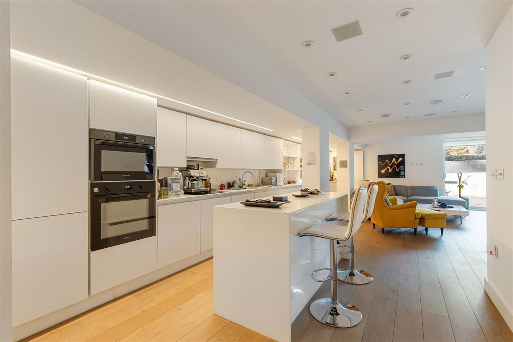 Property photo 2 of 13 Highview House Nw4-2.Jpg