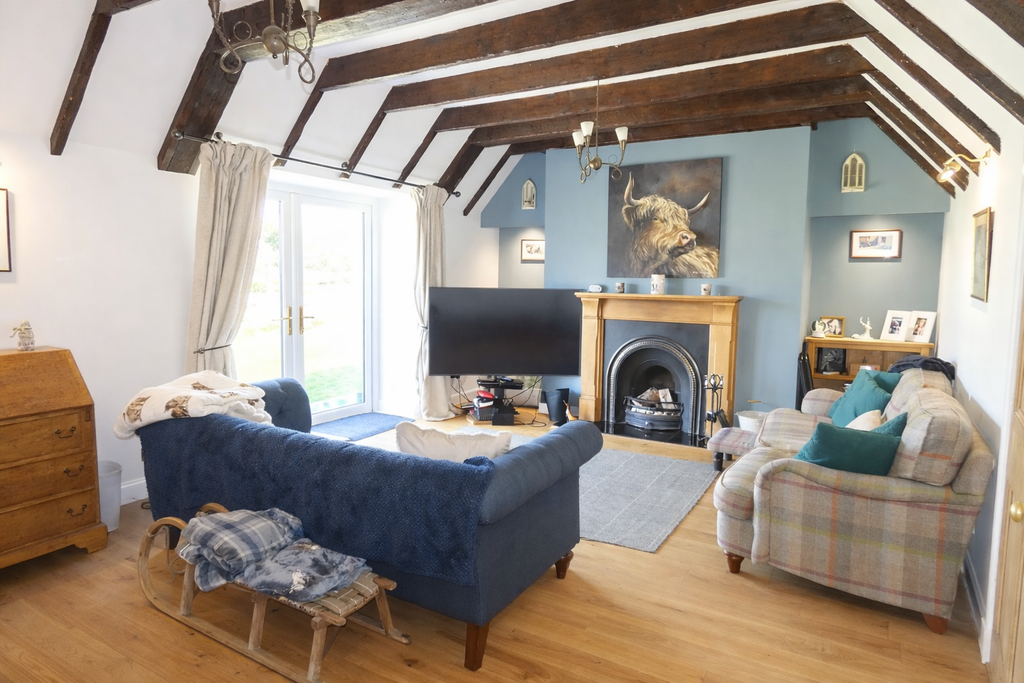 Property photo 3 of 33 Lounge