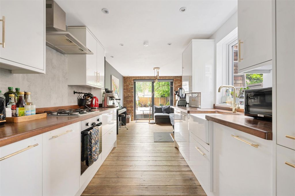 Property photo 3 of 40 Clarence Road, E17