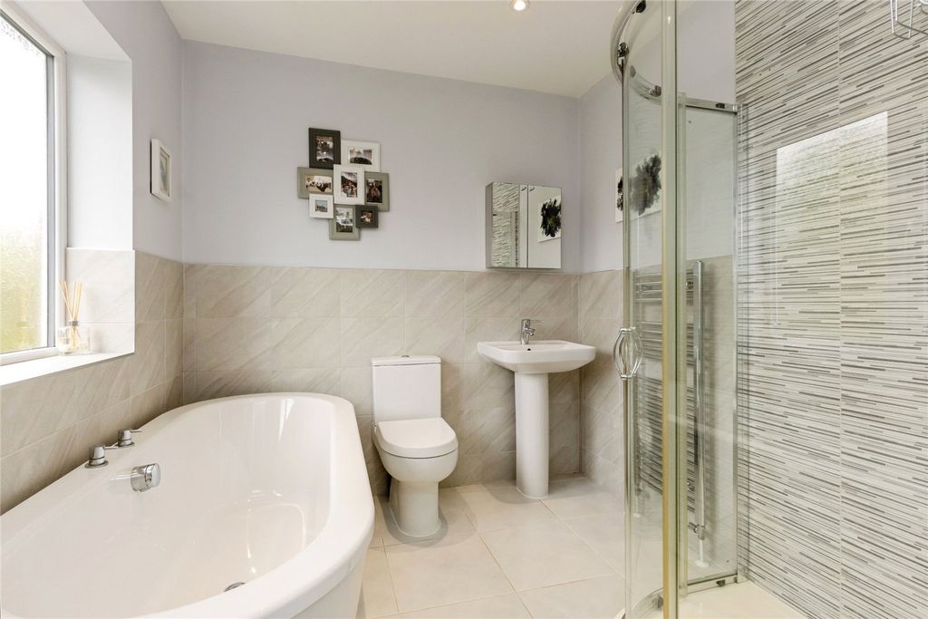 Property photo 3 of 23 En-Suite