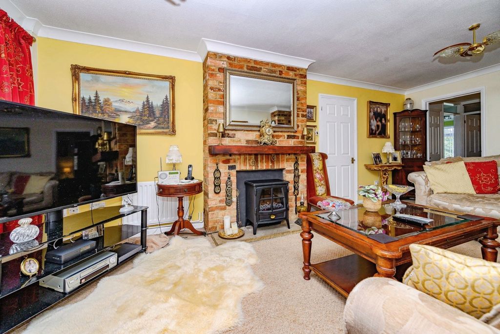 Property photo 3 of 19 Lounge