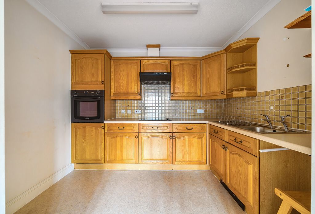 Property photo 3 of 10 Kitchen