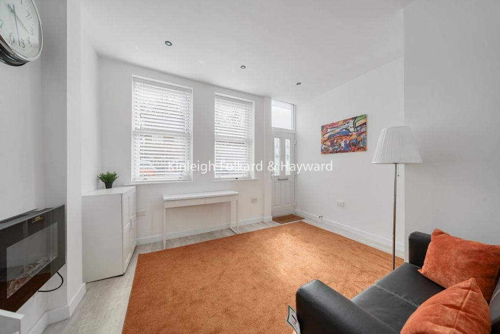 Property photo 2 of 8 660764dc-d8A6-45A9-8