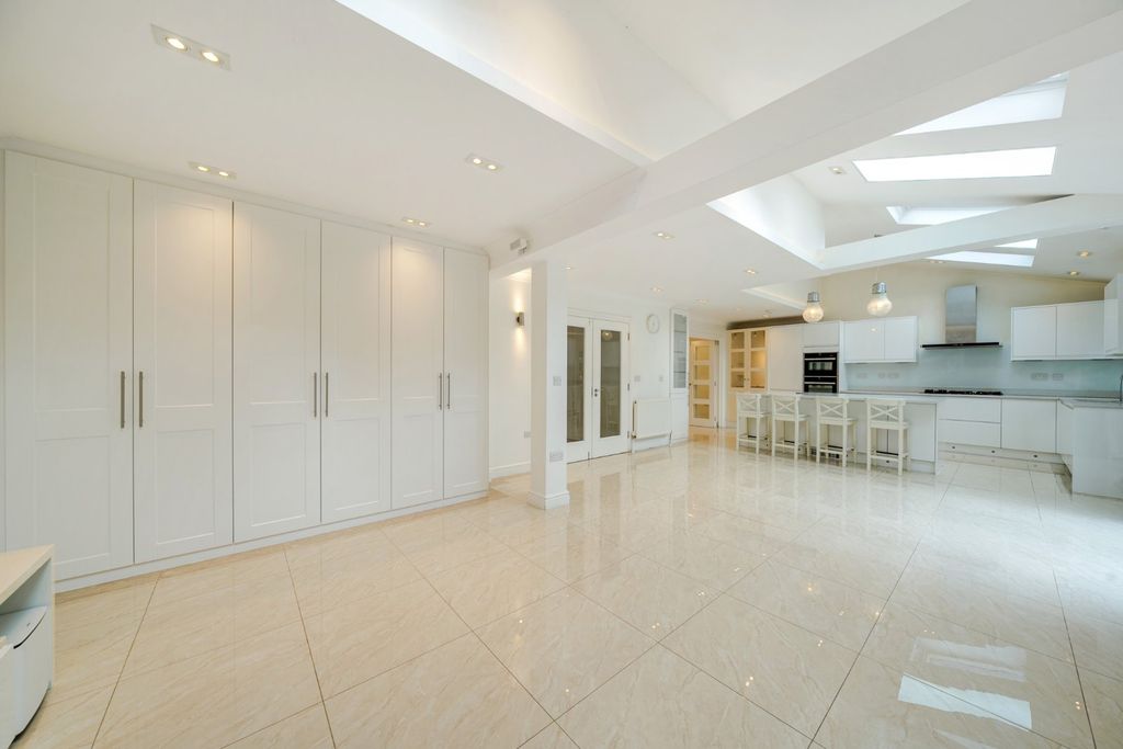 Property photo 3 of 14 Picture No. 18