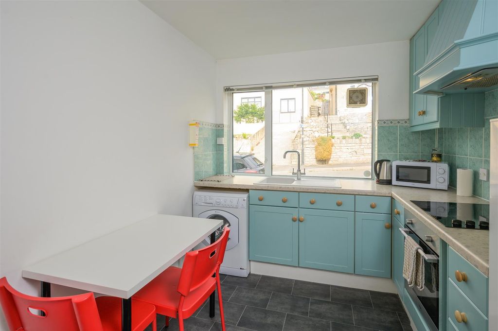 Property photo 3 of 12 48 St Jamess Park BA1 2Sx-5.Jpg
