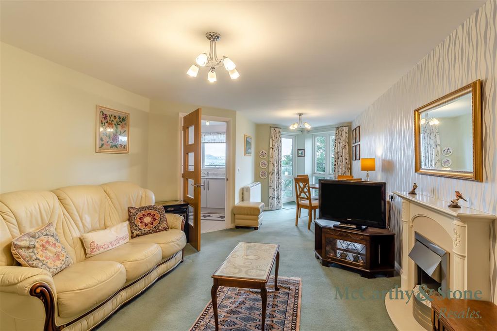 Property photo 3 of 14 8703617-Interior13.Jpg