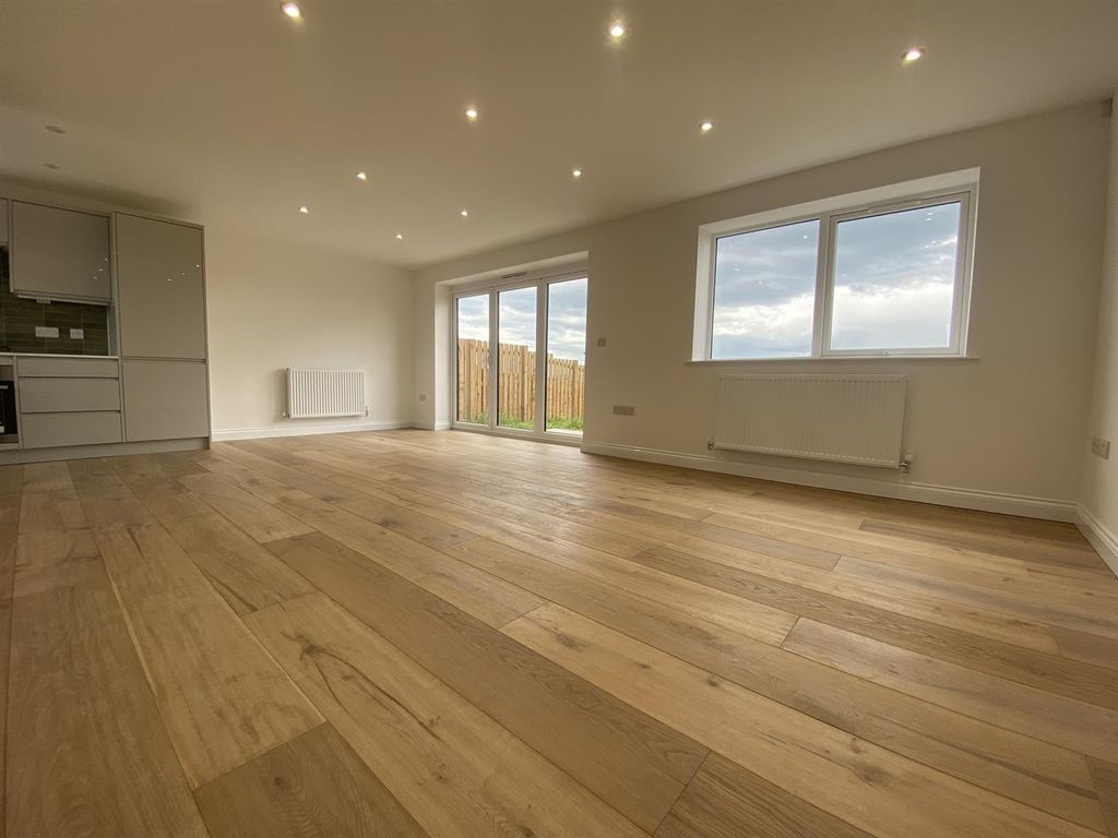 Property photo 3 of 18 Living/Dining Room (2/3)