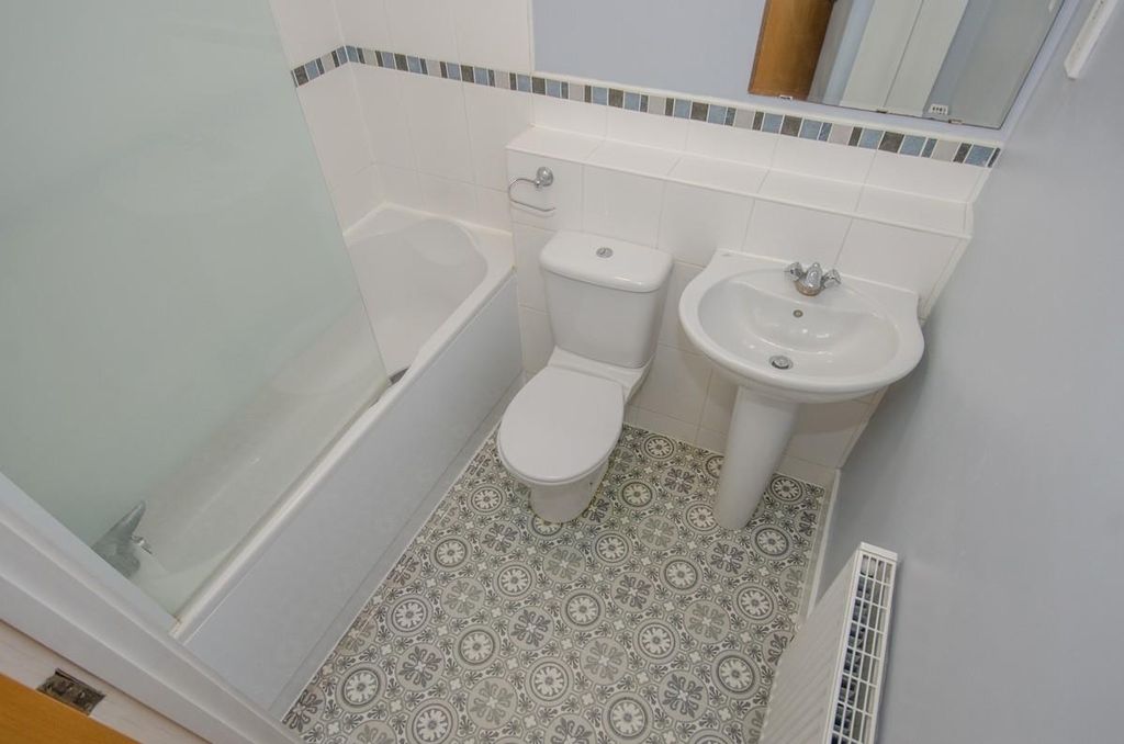 Property photo 1 of 10 Bathroom.Jpg
