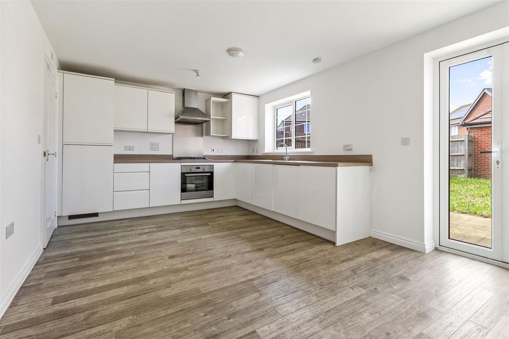 Property photo 2 of 21 8 Kilham Way-005.Jpg