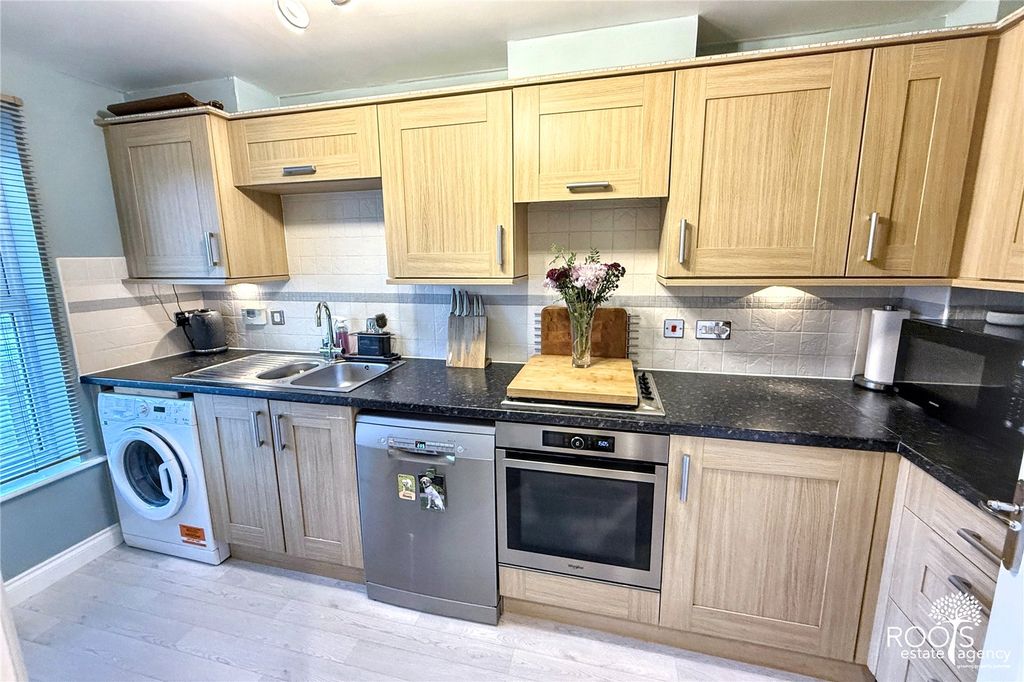 Property photo 3 of 14 Kitchen