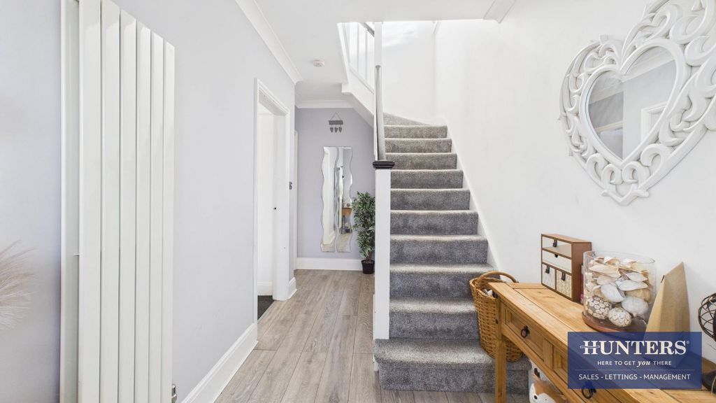 Property photo 2 of 16 Hallway