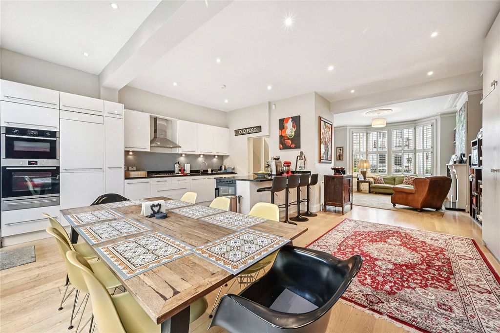 Property photo 3 of 13 Kitchen