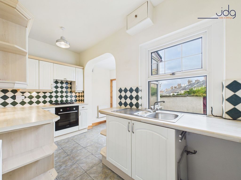 Property photo 3 of 7 Kitchen