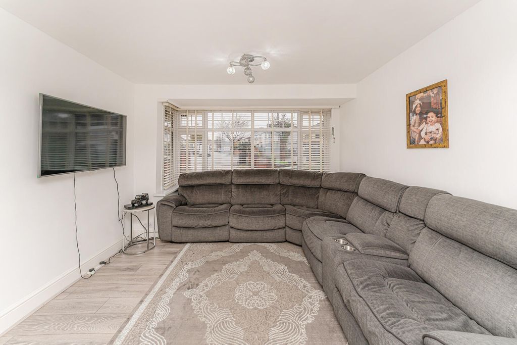 Property photo 3 of 21 Living Room