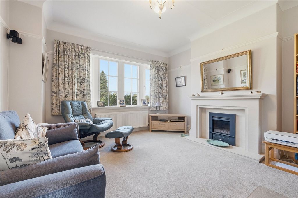 Property photo 2 of 39 Lounge