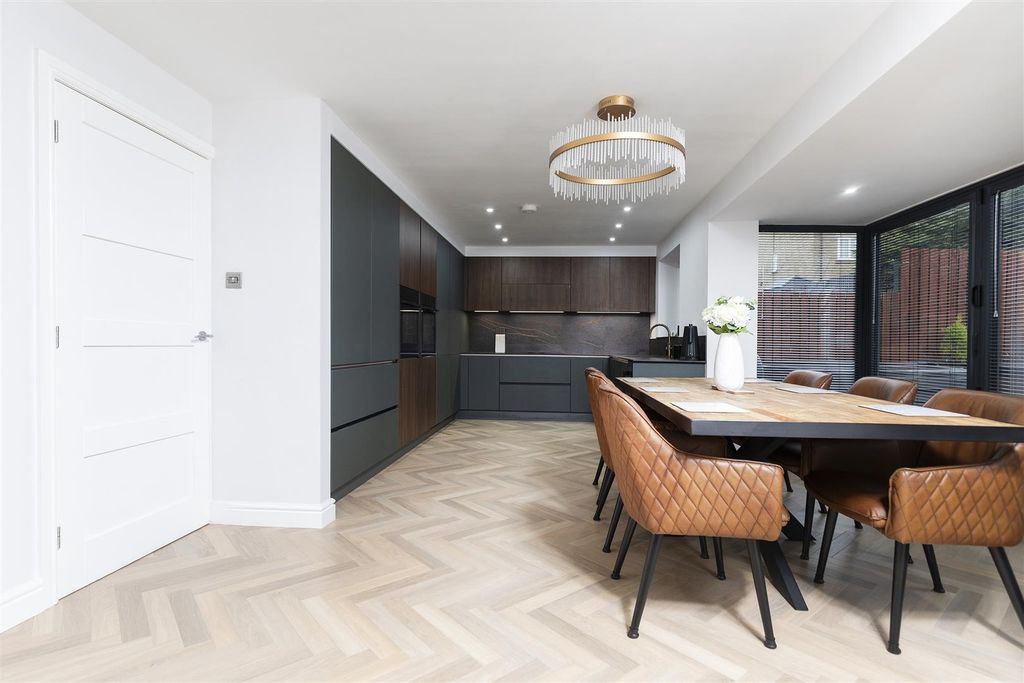 Property photo 3 of 44