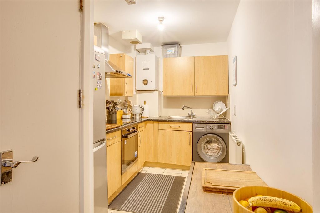 Property photo 3 of 11 21 Greengate, Chairborough Road, Hp12 3Gz-4.Jpg