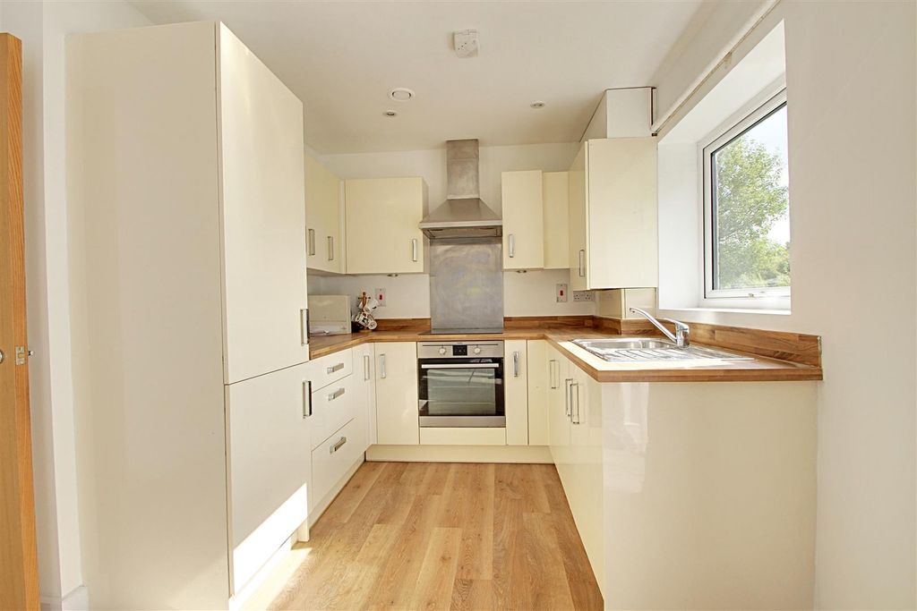 Property photo 3 of 14 Kitchen.Jpg