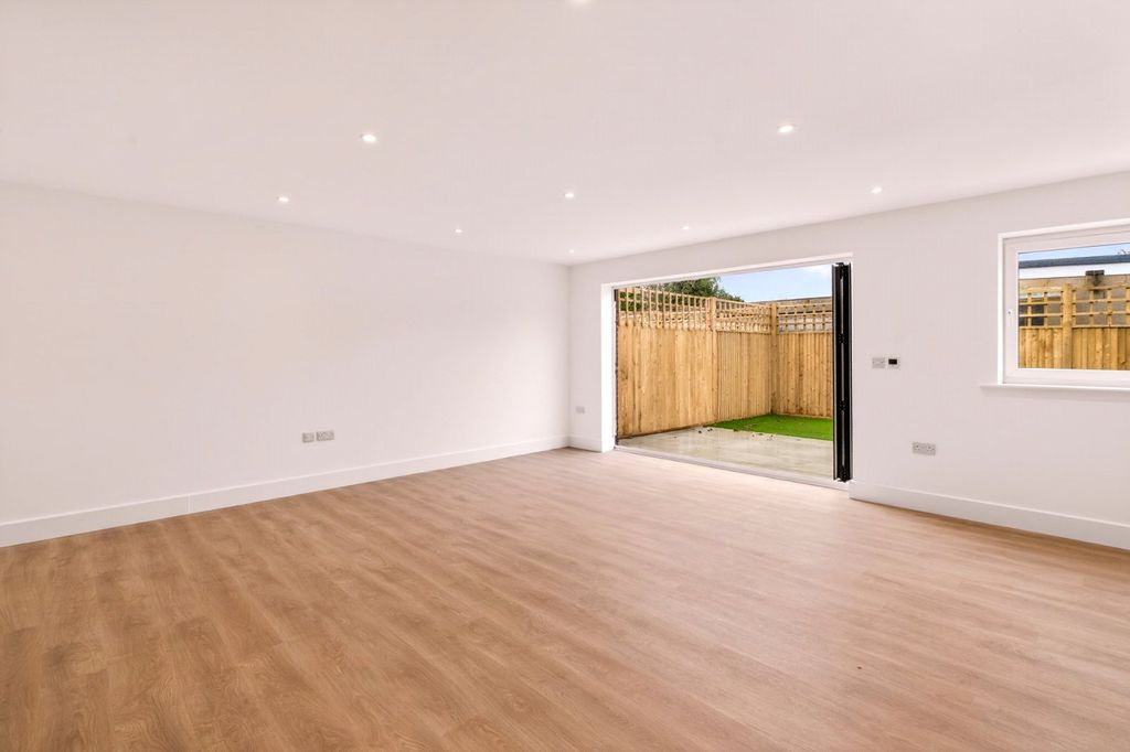 Property photo 2 of 15 Picture No. 05