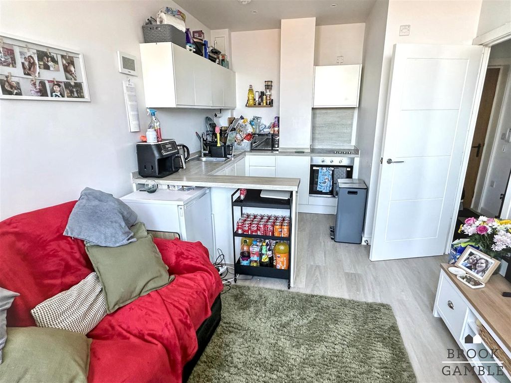 Property photo 3 of 13 01323 438506