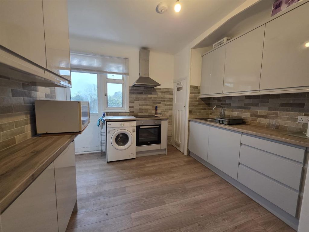 Property photo 3 of 10 2E7E63Ca-D6B7-4Fc0-9209-7572B3C341F4.Jpg