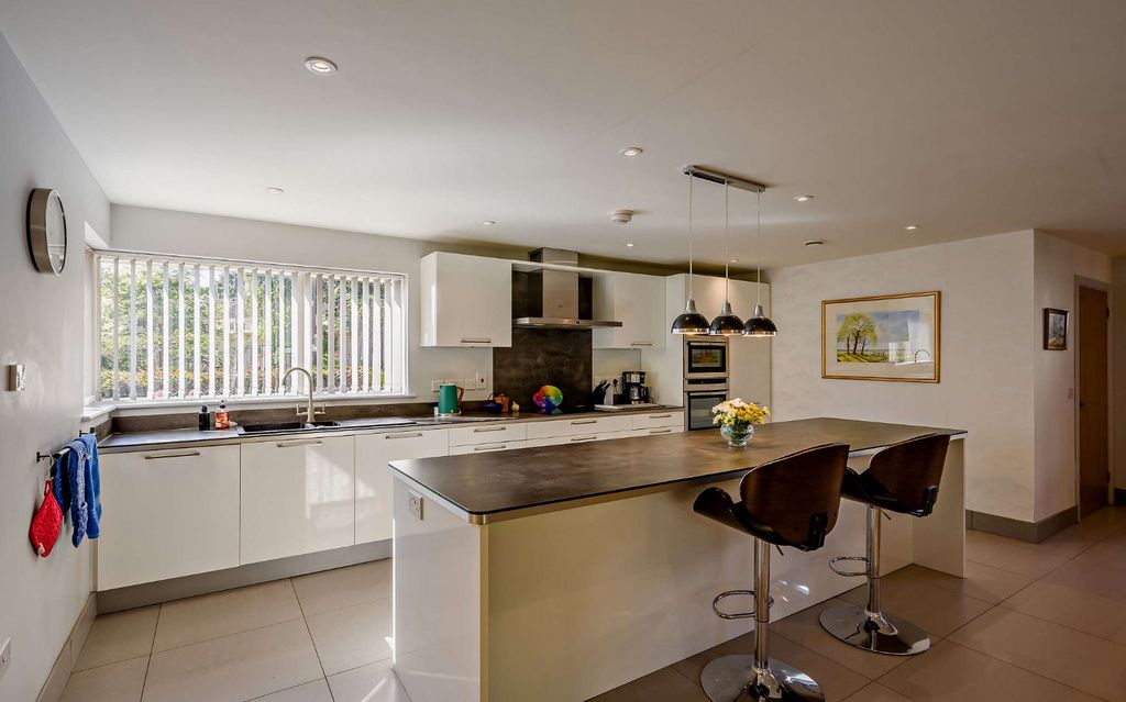 Property photo 2 of 25 Kitchen