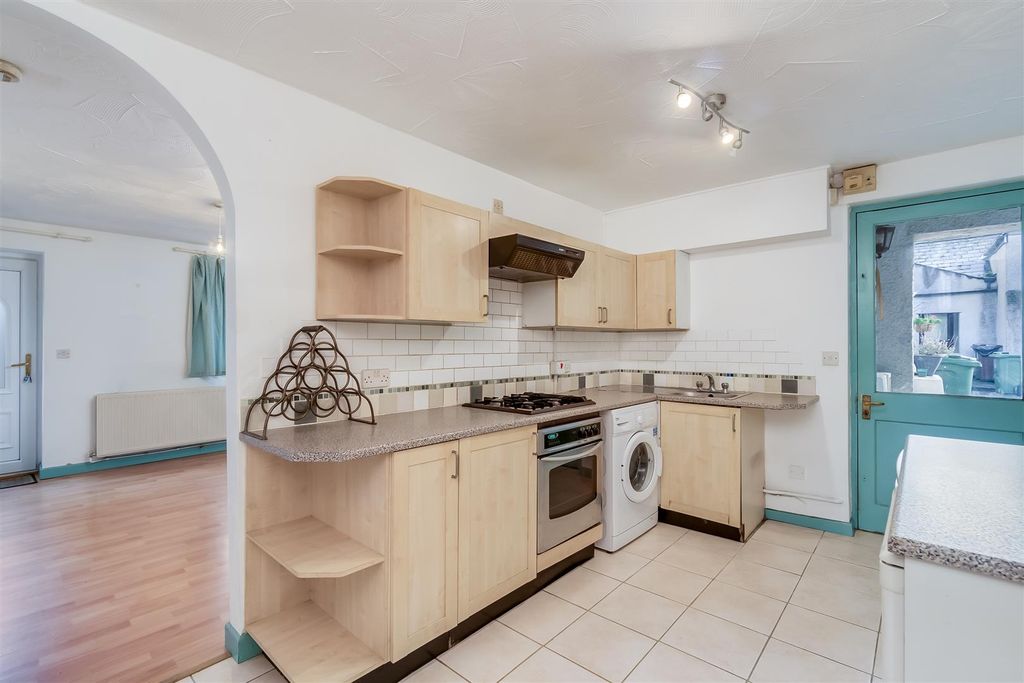 Property photo 3 of 10 Kitchen