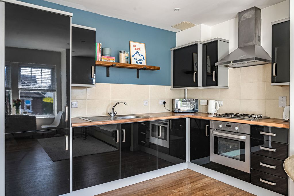 Property photo 3 of 17 Reception/Kitchen