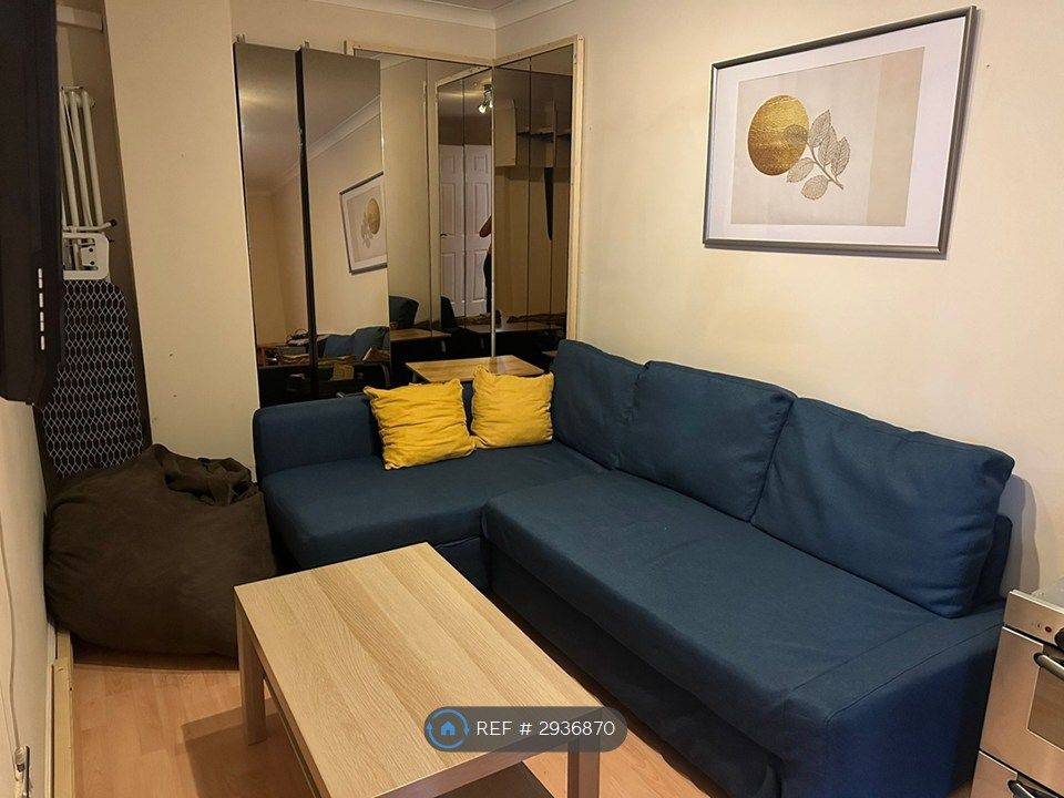 Property photo 3 of 18 Living Room