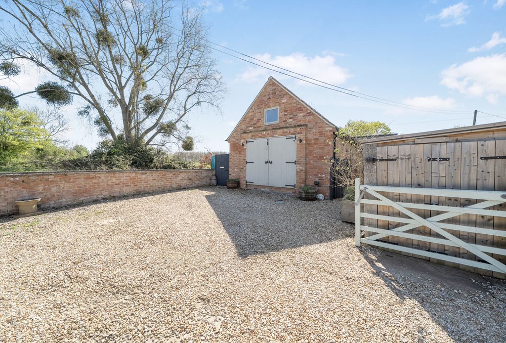 Property photo 1 of 13 1438201-16-69d529...