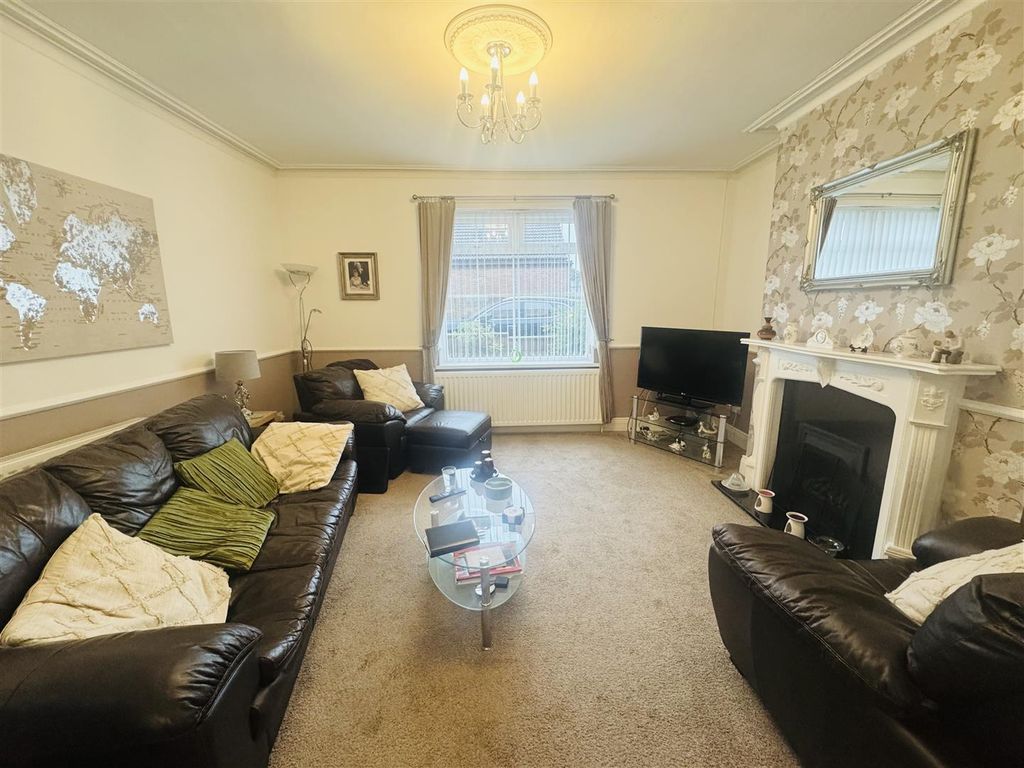 Property photo 3 of 16 Lounge