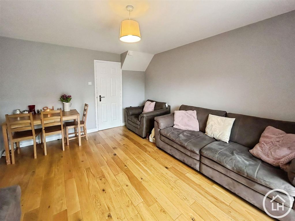 Property photo 3 of 14 Lounge