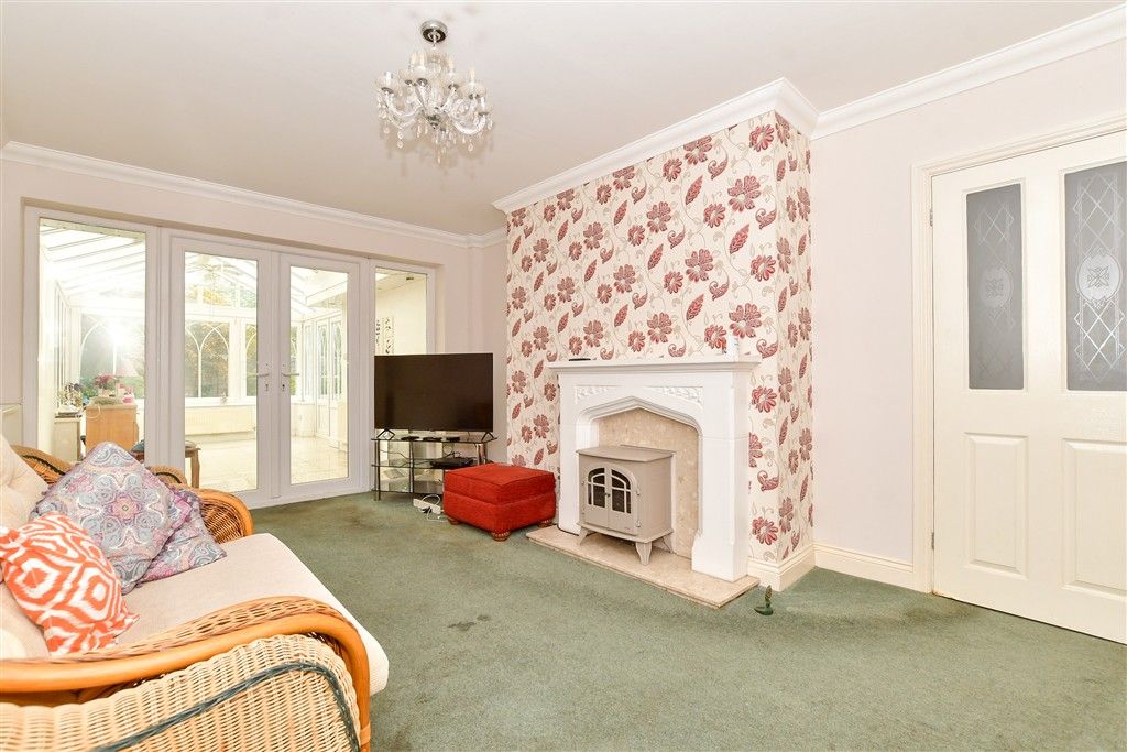 Property photo 3 of 8 Lounge