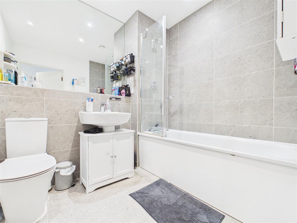 Additional image 9 of 2 bed flat for sale2 Hansler Grove, East Molesey KT8