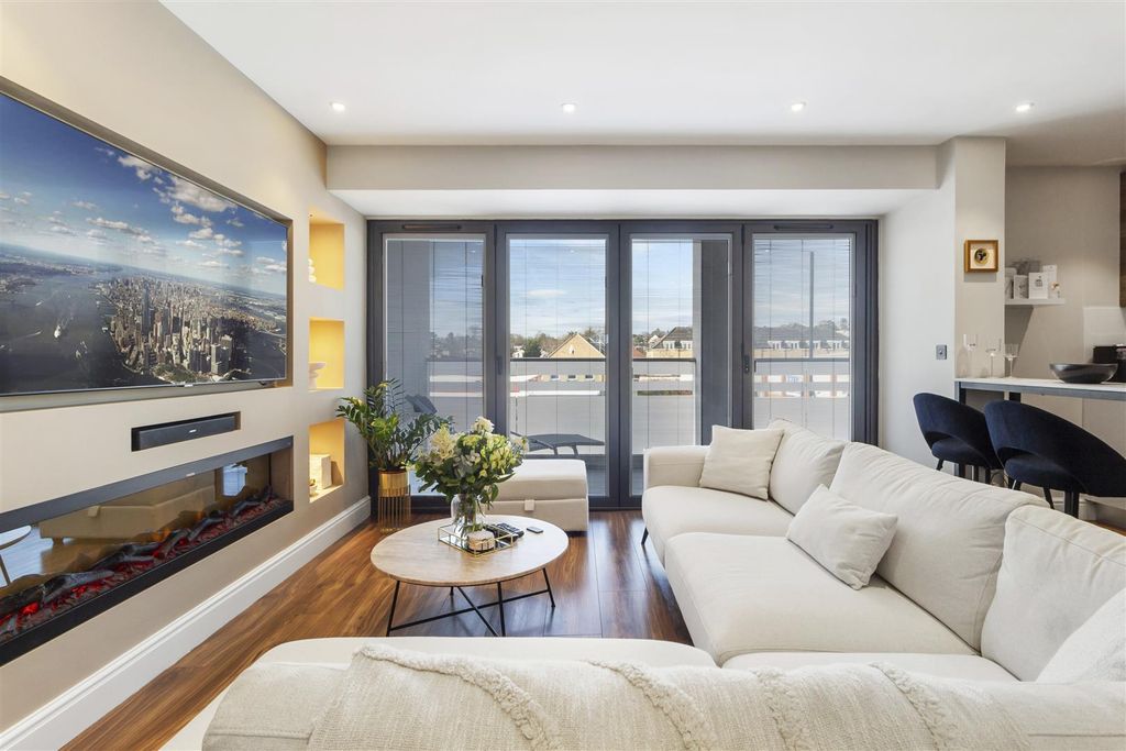 Property photo 2 of 16 Charlotte Court En4 8Qz-5.Jpg