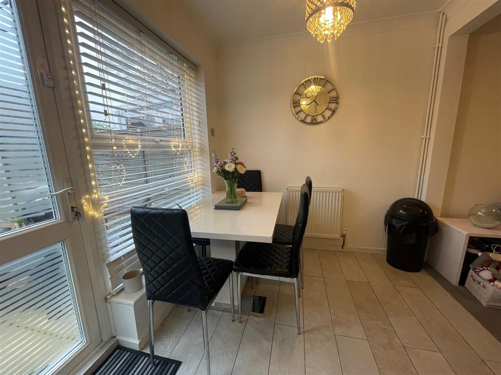 Property photo 3 of 8 Kitchen 4.Jpg